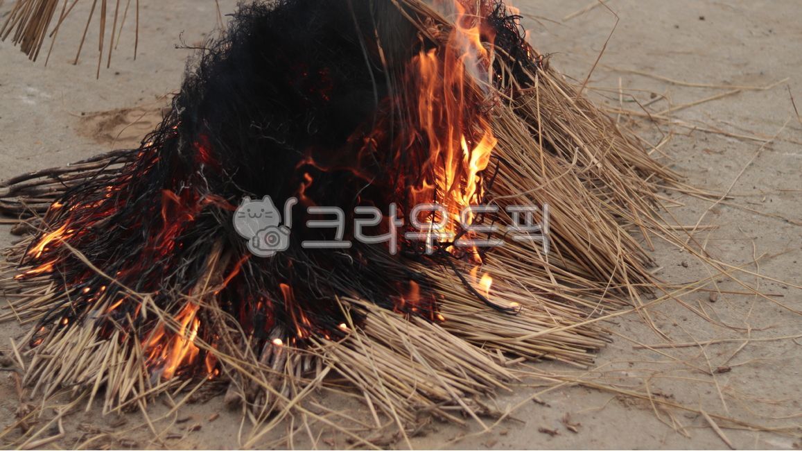 짚, 짚단, 불, 불꽃, 재, 사진,이미지,일러스트,캘리그라피 - 앨리작가