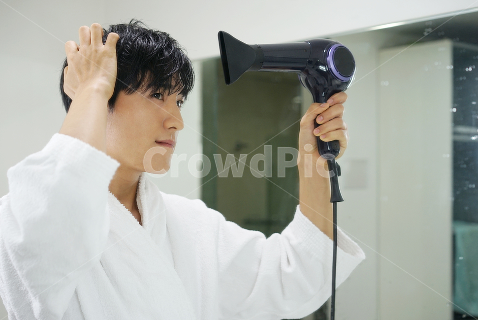 남성,남자,드라이기,드라이,헤어드라이기,헤어,뷰티,욕실,화장실,거울,hair,샤워,목욕,사람,인물,인간,human,person,남성,남자,man,male,뷰티,미용,beauty treatment