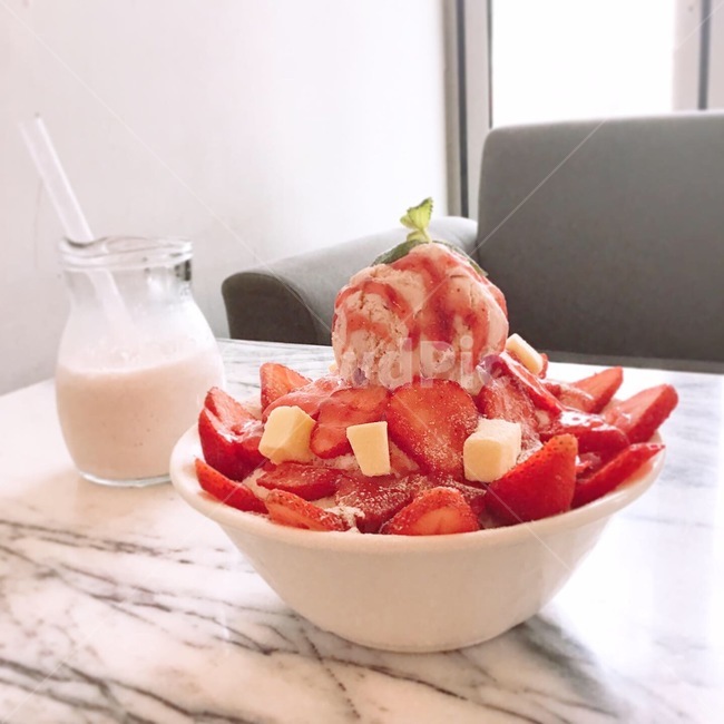 딸기,치즈,빙수,딸기빙수,딸기아이스크림,아아스크림,딸기우유,민트,허브,슬라이스치즈,대리석,대리석테이블,카페,여름