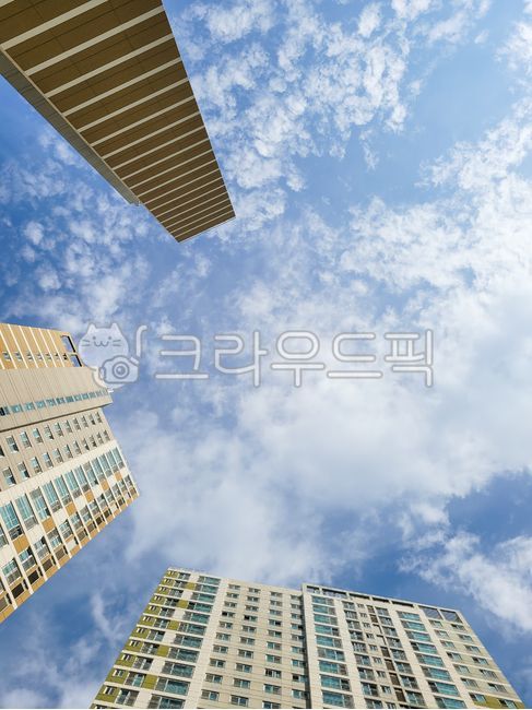 건설,건축,아파트,고층빌딩,고층건물,건물,고층아파트,아파트단지,주택,공동주택,부동산,부동산경기,자산,실물자산,부동산투자,부동산금융,부동산시장,주택시장,주거,분양,건설업,산업,마천루,콘크리트,타워,구조,외관,건축물,집값,대단지,도시,신도시,로우앵글,흰구름,파란하늘,대단지아파트,청약,전세,임대,임대사업,월세,아파트매매,콘도