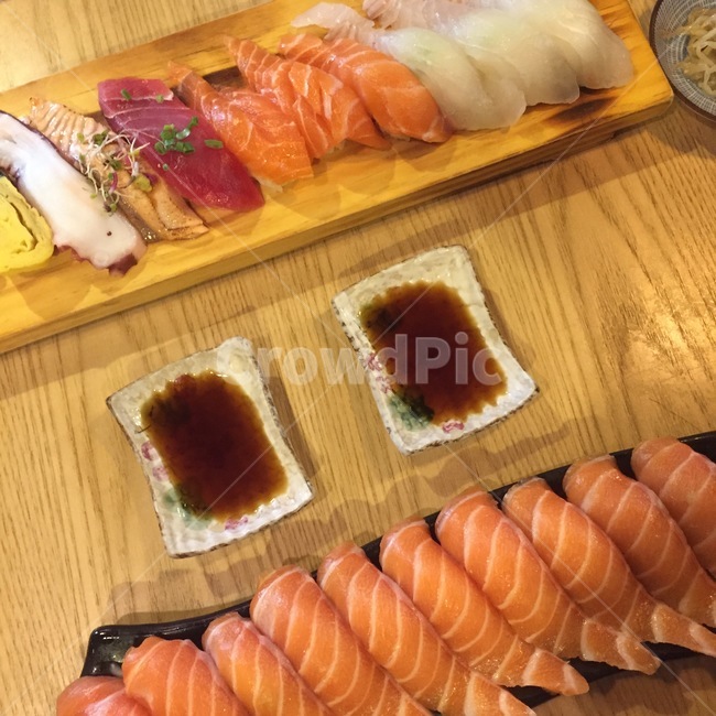 초밥,스시,연어초밥,모둠초밥,식사,간장,날것,회,생선요리,먹음직,food,음식,식재료,요리,food,cook,meal,dishes,food reserves,일식,일본음식,일본요리,Japanese food,Japanese dishes,Japanese meal,Japanese cook