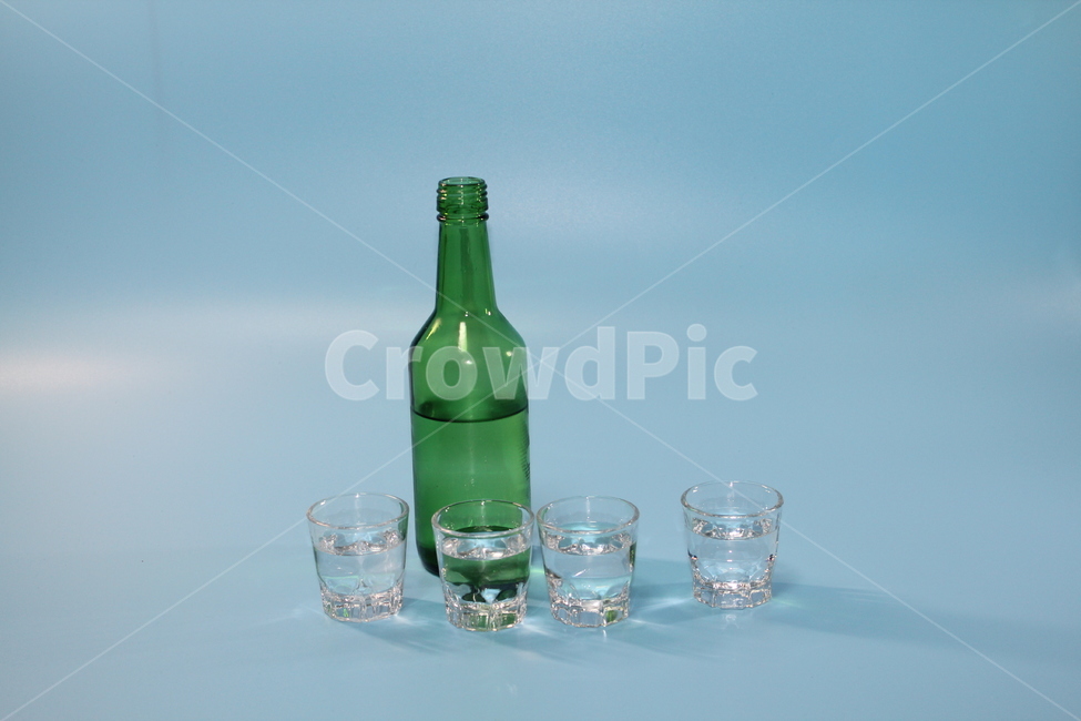 소주,술,소주병,술잔,소주잔,알콜,음주,술,주류,alcohol,사물,물건,오브젝트,thing,object,matter,연출,컨셉,콘셉,direction,concept