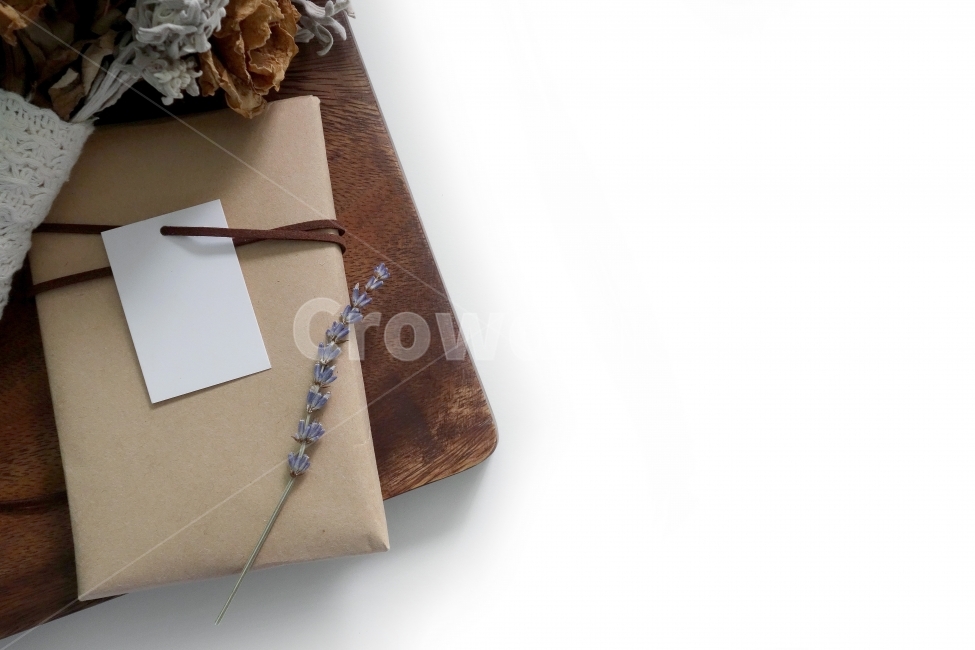 gift,dryflower,texture,dried flower,paper packaging,whitebackground,kitchentools,square,wood pattern,woodcuttingboard,gift box,gift wrapping,prop,tag,event,wooden cutting board,dried flowers,object