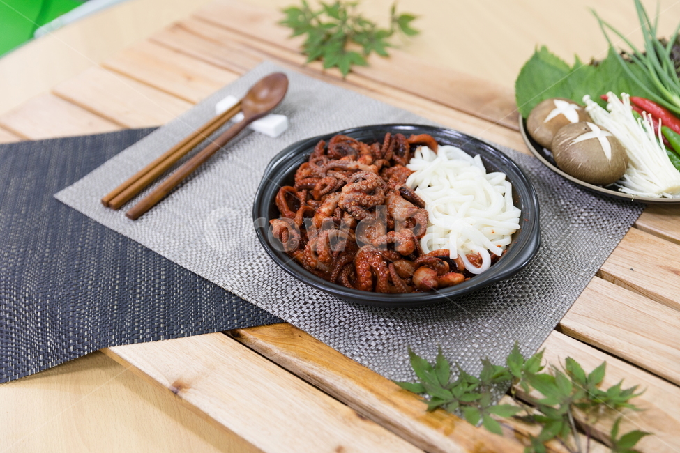 주꾸미,요리,다이어트,매운음식,식기류,건강식,조리법,그릇,테이블,식사,맛있다,먹다,별미,낙지,문어,맵다,짜다,준비,숟가락,식탁,붉다,해산물,바다요리,재료,배고프다,무침,볶음,식당,밥,볶다,젓가락,매콤하다,양념,국수,술안주,음식,식재료,요리,food,cook,meal,dishes,food reserves,한식,한국음식,한국요리,korean food,korean dishes,korean meal,korean cook