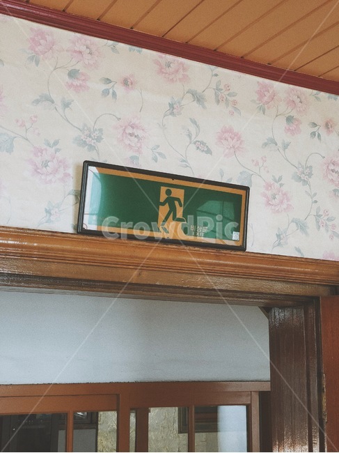 비상구,빈티지,hardwood,exit,벽지,패턴,vintage,낡은집,꽃무늬,floral,pattern,wood,나무,door,문