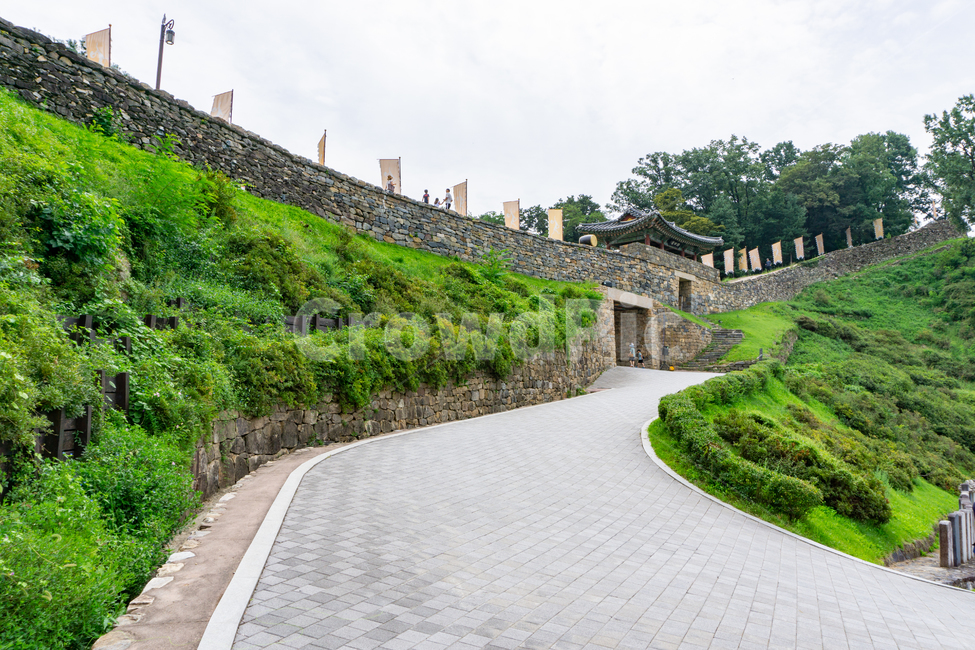 공주,공산성,유네스코,세계문화유산,유네스코지정,문화재,공원,unesco,heritage,공산성정문,공산성입구,gongsanseongfortress,gongsanseong,fortress,문화유산,백제,백제유적지,백제문화유산,백제문화,유적지,한국관광,walkway,path,통로,보도,flagstone,korea,koreatour,koreatradition,세계유산,백제역사,백제유적,유적지구,랜드마크,landmark,tourist attraction,한국랜드마크,한국관광지,한국명소,korea landmark,korea tourist attraction