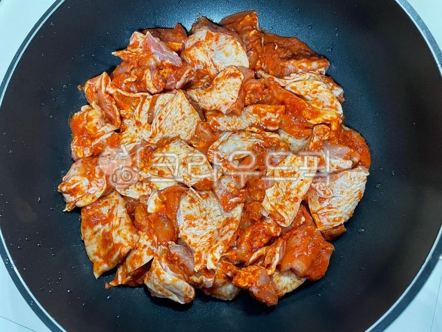 달갈비,닭양념,닭고기,양념,닭요리,닭,양념한닭,냄비,재료준비,음식,요리,식사,식재료,meal,food,dish,cook