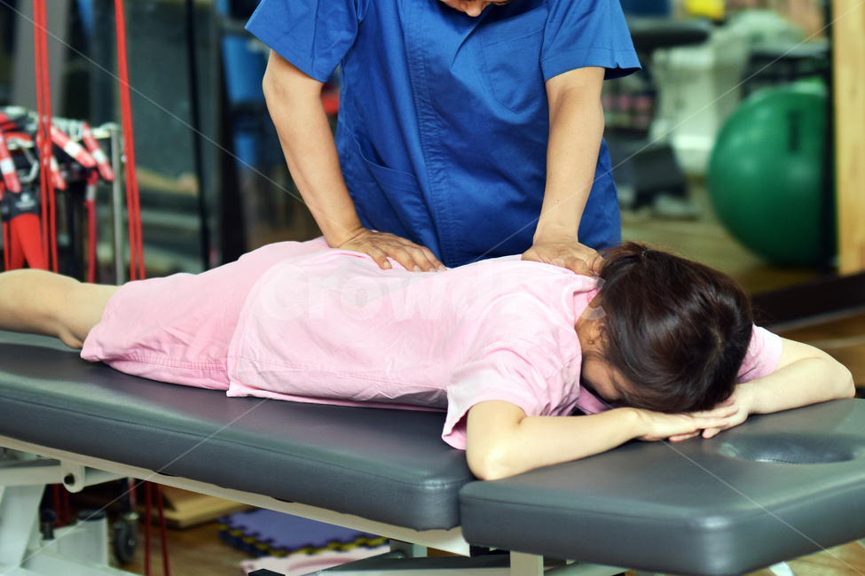도수치료,근막치료,물리치료,물리치료사,근골격계환자,근골격계질환,허리통증,메뉴얼치료,근육이완,요통,병원,환자,사람,인물,인간,human,person,의료,의학,병원,medical,hospital,clinic