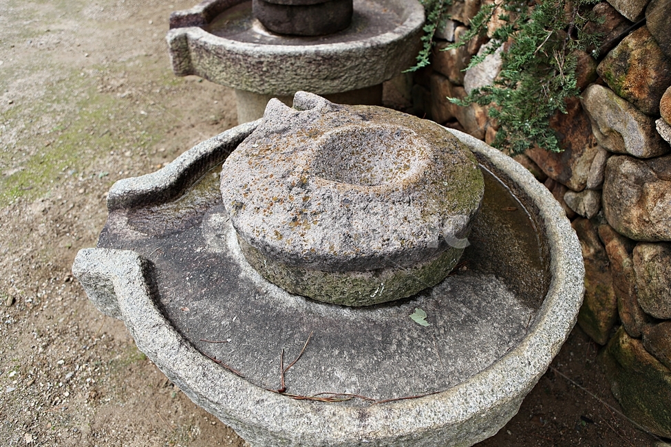 맷돌,돌,이중돌,분쇠기,도구,전통,옛물건,골동품,한국전통,한국문화,korean traditional,korean culture