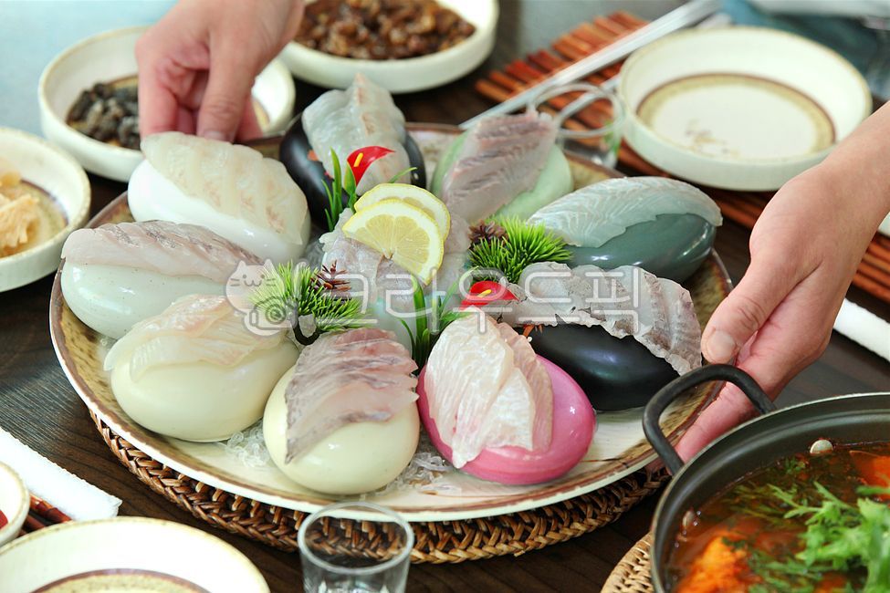 Raw fish restaurant,bamboo holder,assorted raw fish,snacks,live raw fish,crown crown,rockfish,marine products,Japanese restaurant,spicy raw fish stew,live fish,seaweed soup,bamboo,spicy flounder stew,pot holder,mukbang,live fish Raw fish restaurant,rattan