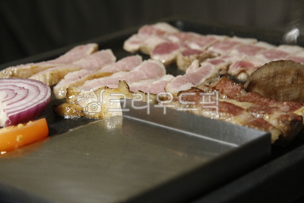 Bulgogi,pork,vegetable,food,meal,meat,Teppan cooking,iron plate,roast