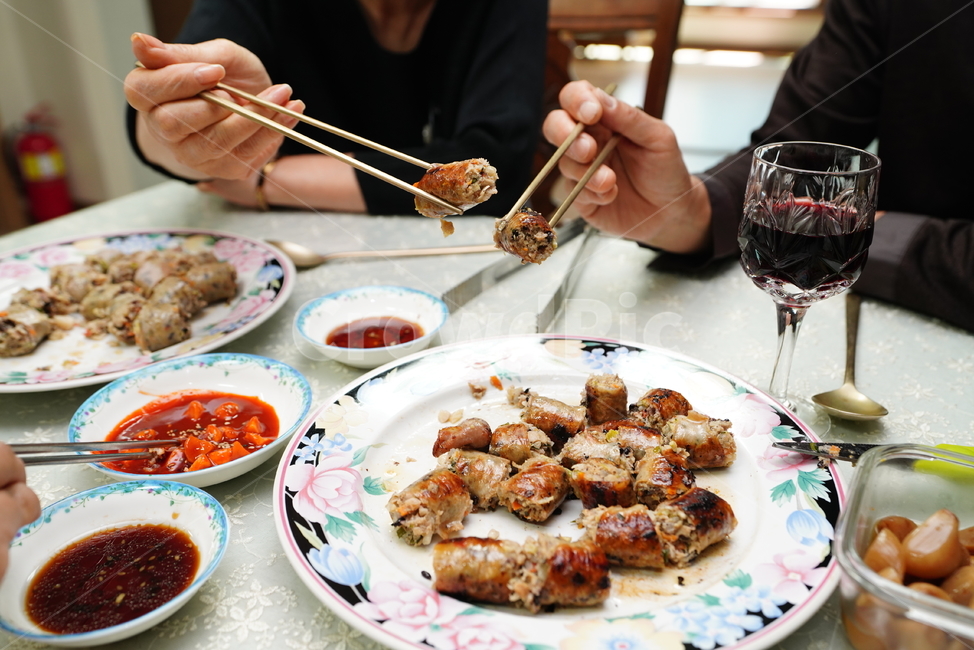 순대,순대스테이크,먹방,집밥,음식,안주,먹거리,고기,돼지,식사,food,요리,사람,인물,인간,human,person,신체일부,몸,body,음식,식재료,요리,food,cook,meal,dishes,food reserves,한식,한국음식,한국요리,korean food,korean dishes,korean meal,korean cook