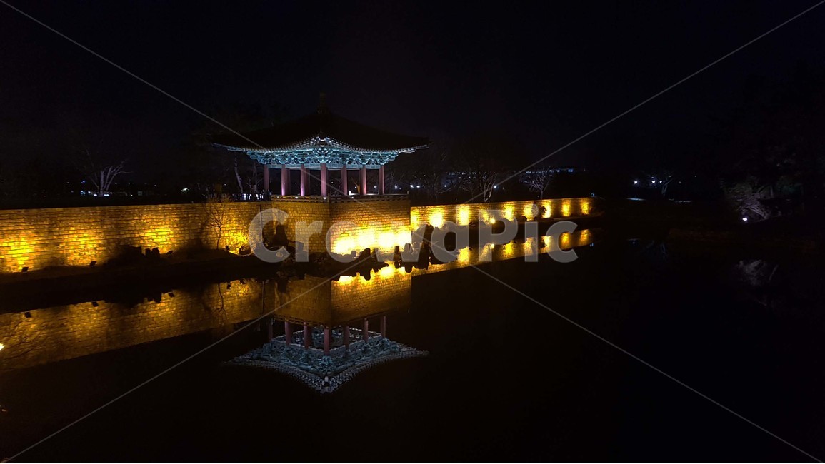 안압지,야경,동궁,월지,경주,유적,유적지,문화,역사,답사,탐방,여행,강,물,강물,유원지,돌,돌담,울타리,그늘,비침,자연,나들이,소풍,야경,밤,풍경,nightscape,night,landscape,한국전통,한국문화,korean traditional,korean culture,랜드마크,landmark,tourist attraction,한국랜드마크,한국관광지,한국명소,korea landmark,korea tourist attraction,building,건물,architecture,건축물