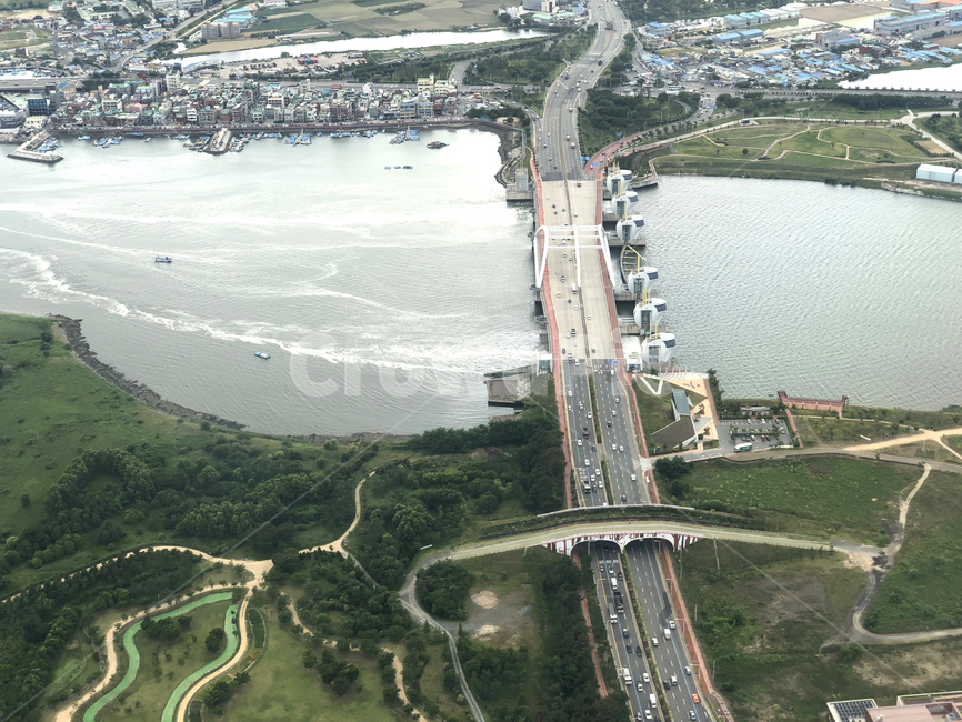 항공사진,경치,자연,풍경,아파트,집,도시,마을,풀숲,숲,도로,강,호수,항공촬영,위에서,내려다본,멀리,시원한,교통,넒은,공장,잔디,공원,생태공원,습지,교량,농촌,벌판,들판,평야,드론,항공샷,논,밭,땅,대지,푸른,건물,농지,하이앵글,부감,공중샷