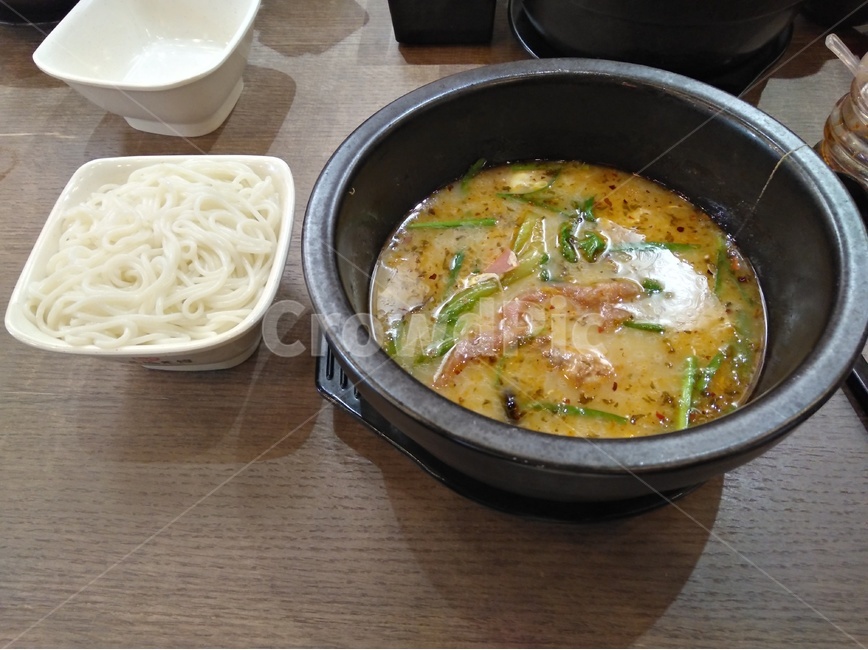 미시엔,미씨엔,중국음식,쌀국수,중국식,중국,요리,음식,탕,운남,전통음식,고명,채소,고기,야채,닭육수,뚝배기