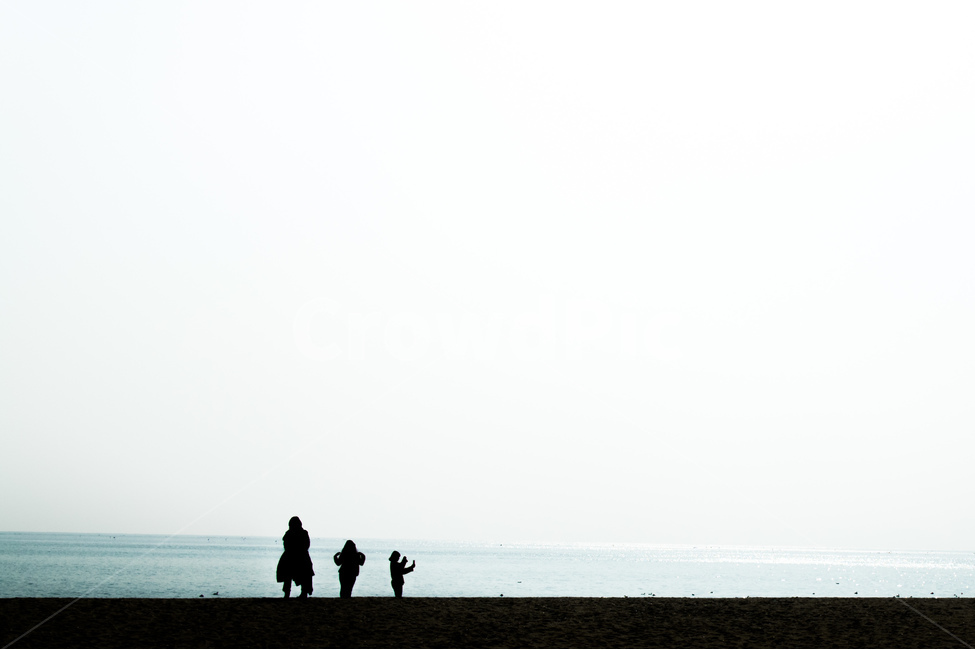 바다,그림자,역광,가족,행복,자연,풍경,nature,landscape,사람들,대중,군중,other people,crowd,가족,패밀리,family,인물실루엣,사람실루엣,character silhouette,human silhouette,여행,휴가,traveling,vacation,trip,human,인간,person,사람
