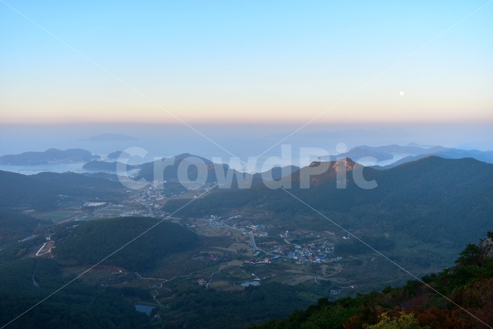 미륵산,바다,야경,통영,일출,가을,풍경,탐방,미래사,한려해상국립공원,자연,파란하늘,그림같은,칼라풀,뷰티플,아름다운,힐링,감성,정취,산세,명산,전망,조망,100대명산,nature,산,등산,트레킹,풍경사진,비경,경치,청명,가을날씨,경관,암봉우리,mountain,케이블카,섬,미륵도,바다백리길,달아길,여명,나폴리,자연,풍경,nature,landscape,한국자연풍경,한국자연경관,korea nature landscape,outdoors,옥외,mountain range,산맥,scenery