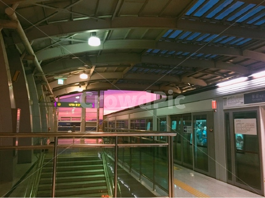 지하철,하늘,대중교통,깔끔한,clean,sky,purple,publictransportation,transportation,subway,train,purplesky,nightview,modern,교통,교통수단,traffic,transportation,handrail,난간,banister