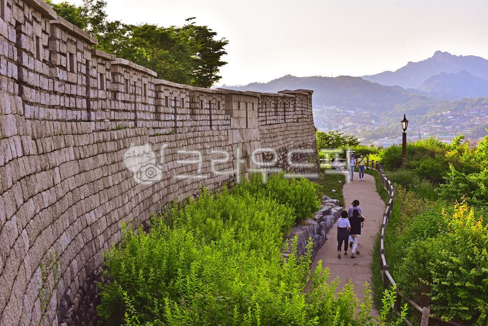 한양도성,서울둘레길,전통,도성나들이길,서울,성곽,건축물,조선시대,사적,history,castle,fortress,축조,서울명소,가볼만한곳,둘레길,오래된,old,복원,seoul,배경,바탕,백그라운드,돌담,산책로,산,통로,walkway,역사,올드,인간,path,human,사람,person