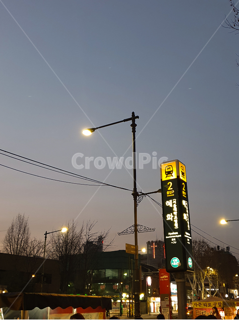 가로등,지하철,지하철역,밤,밤하늘,하늘,풍경,밤풍경,불빛,램프포스트,landscape,evening,streetlight,night