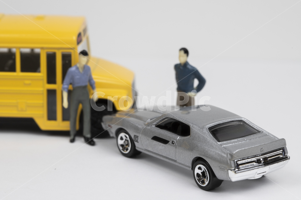 insurance,towing,contact accident,damage,bus,traffic accident,Traffic,concept,accident,life,vehicle,car,contact,model,injury,mediation,tire,toy,passenger car,dispute,person,altercation,quarrel,miniature,school bus,adult,object