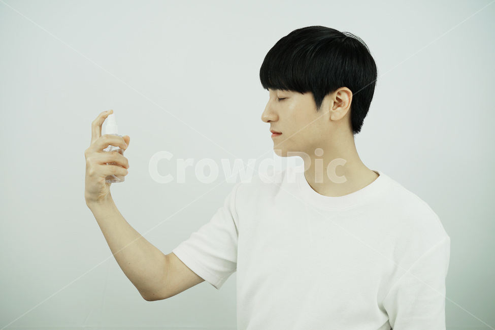 남자,뷰티,스킨케어,피부관리,화장품,beauty,skincare,cosmetic,남성,그루밍족,미스트,사람,인물,인간,human,person,남성,남자,man,male,뷰티,미용,beauty treatment