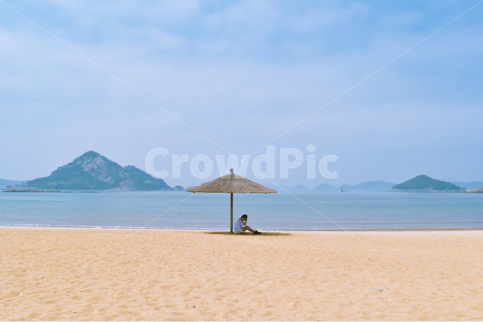 방갈로,해변,여름,바다,휴가,하늘,모래사장,해수욕장,해변,바다,beach,sea,사람,인물,인간,human,person,여성,여자,woman,female,lady,여행,휴가,traveling,vacation,trip