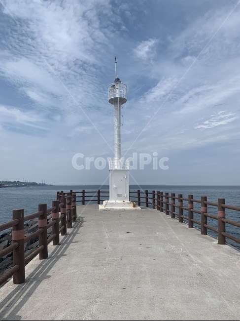 물,waterfront,pier,dock,port,항구,등대,제주바다,제주초천항구,ighthouse,등대,lighthouse,water,railing,난간,워터 프론트,handrail,banister,포트,교각
