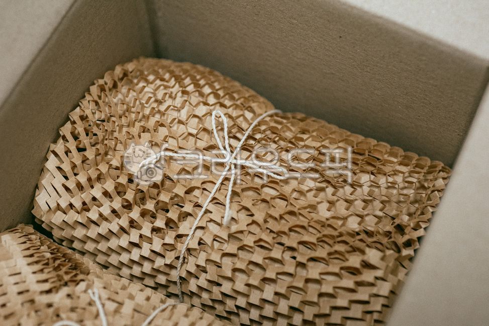 gift,Ecofriendly wrapping paper,packaging,packing,pack,paper packaging,eco,Eco,wrapping paper,buffer,paper buffer