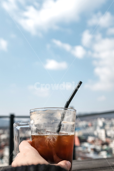 아메리카노,여자손,손,커피,청량,하늘,루프탑,구름,감성,감성사진,아이스커피,커피,카페,coffee,cafe
