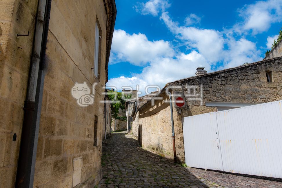 bordeaux,worldheritage,Bordeaux,villige,saintemilion,Saint Emilion,landscope,wine village,south of france,path,Town,road,sight,france,Emotion,europe,winevillage,sidewalk,pavement,nature,world cultural heritage,saintmilion,walkway,packaging,feeling,flagsto