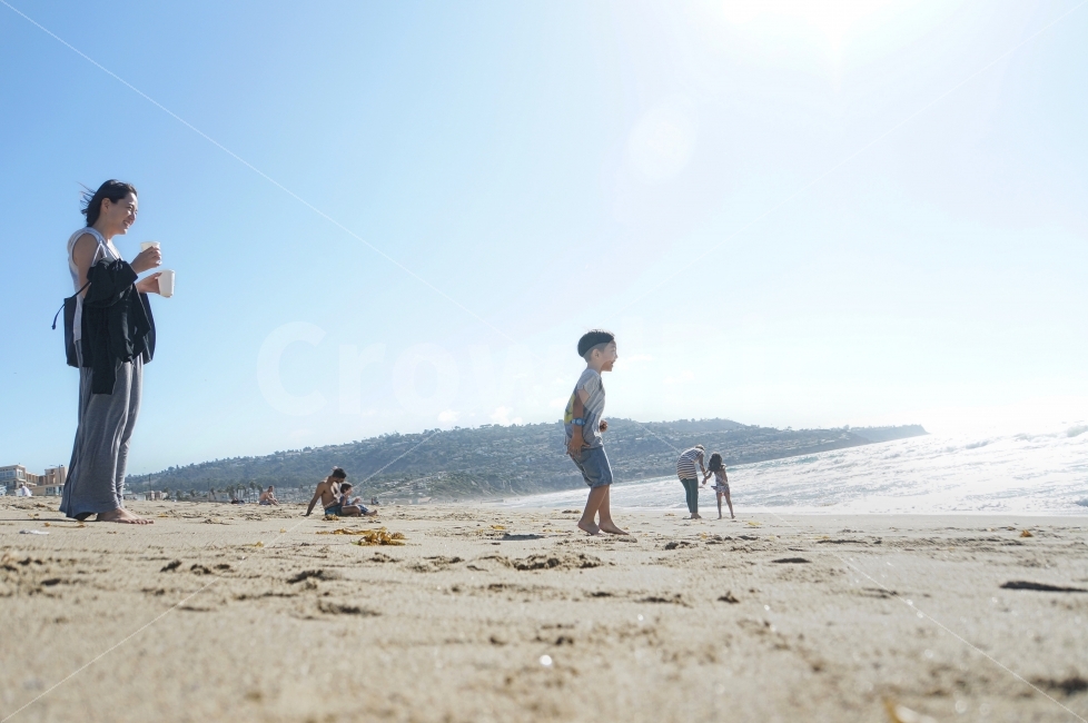 가족,해변,바다,아이,비치,한국사람,해외,감성,연출,휴식,모래사장,California,UnitedStates,Sea,Beach,Family,Landscape,Korean,Asian,여름,계절,summer,season,자연,풍경,nature,landscape,해변,바다,beach,sea,해외,외국,세계,foreign,oversea,world,사람,인물,인간,human,person,가족,패밀리,family,어린이,어린아이,child,children,kid,감정표현,기분,feeling,emotion,여행,휴가,traveling,vacation,trip,shorts,반바지,ground,바닥