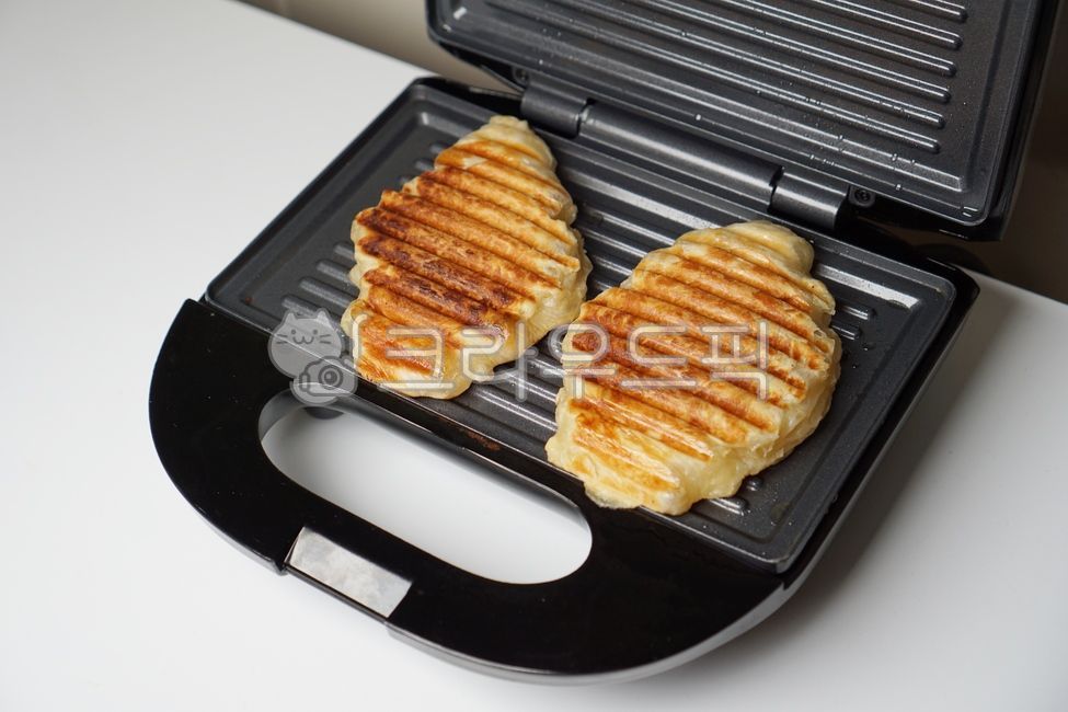 savory,crispy,snack,waffle maker,electric fan,grill pan,sandwich maker,croissant,cooking,moist,roast,bread,Grill,bakery,smoked,Crople,brown,Raw material,delicious,food,warm,Croissant place,grilling,dessert