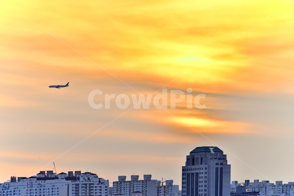 고층빌딩,63빌딩,노을,황혼,석양,해질무렵,해질녘,sunset,속도,officebuilding,사무실건물,building,건축물,기업,회사,비지니스,business,구름,sky,비행,빌딩,건물,도시풍경,배경,바탕,백그라운드,background,비행기,여객기,아파트촌,aircraft,항공기,transportation,교통,비즈니스,airplane,flying,나는,한국도시풍경,한국도시경관,korea cityscape