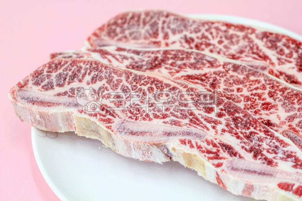 la ribs,raw meat,frozen,imported,beef,meat,butchery,plate,close-up