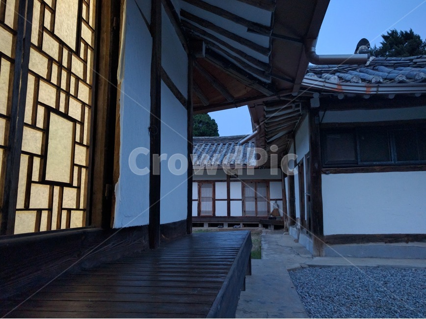 한옥,hanok,thetraditionalkoreanhouse,한국전통가옥,고택,야경,밤,풍경,nightscape,night,landscape,한국전통,한국문화,korean traditional,korean culture,건축물,건물외관,exterior,building,structure,architecture,construction,flagstone,판석,walkway,보도,path,통로