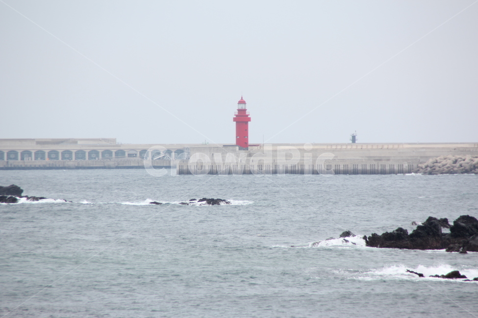 건축물,탑,등대,tower,lighthouse,빨간등대,현무암,바다,파도,방파제,제주,제주도,서귀포,배경,배경화면,흰파도,빛,방향