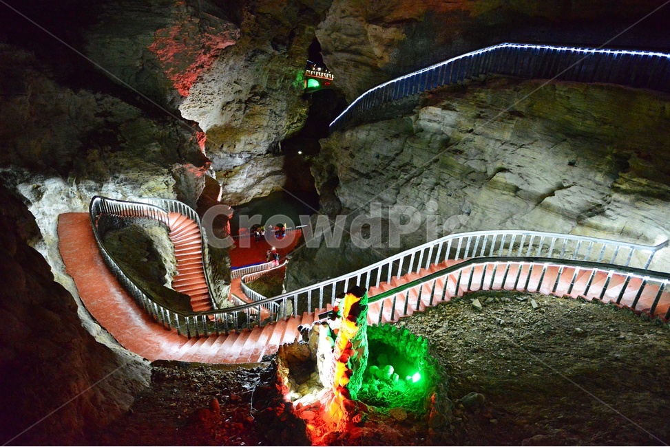 rollercoaster,롤러코스터,coaster,활주궤도,cave,동굴,nature,자연,landscape,경치,outdoors,옥외,scenery,풍경,중국,장가계,황룡동굴,불빛,야경