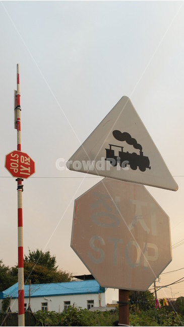 기찻길,기차길,표지판,정지,stop,멈춤,경고판,sign,기차,신호등