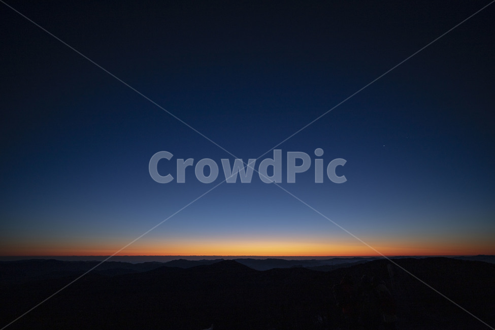 여명,수평,해뜨기전,일출,등산,자연,풍경,nature,landscape,outdoors,옥외,sky,하늘,sunset,일몰,red sky,붉은 하늘,dusk,황혼,dawn,새벽