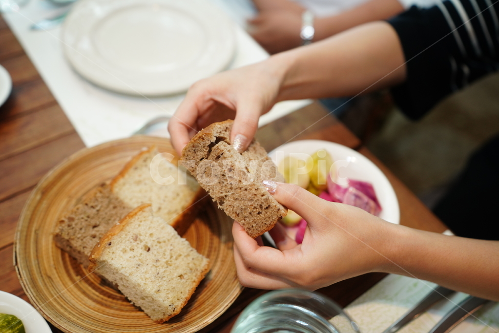 food,음식,bread,빵,person,사람,인간,human,손,hand,디저트,간식,음식,식재료,요리,food,cook,meal,dishes,food reserves,빵,bread