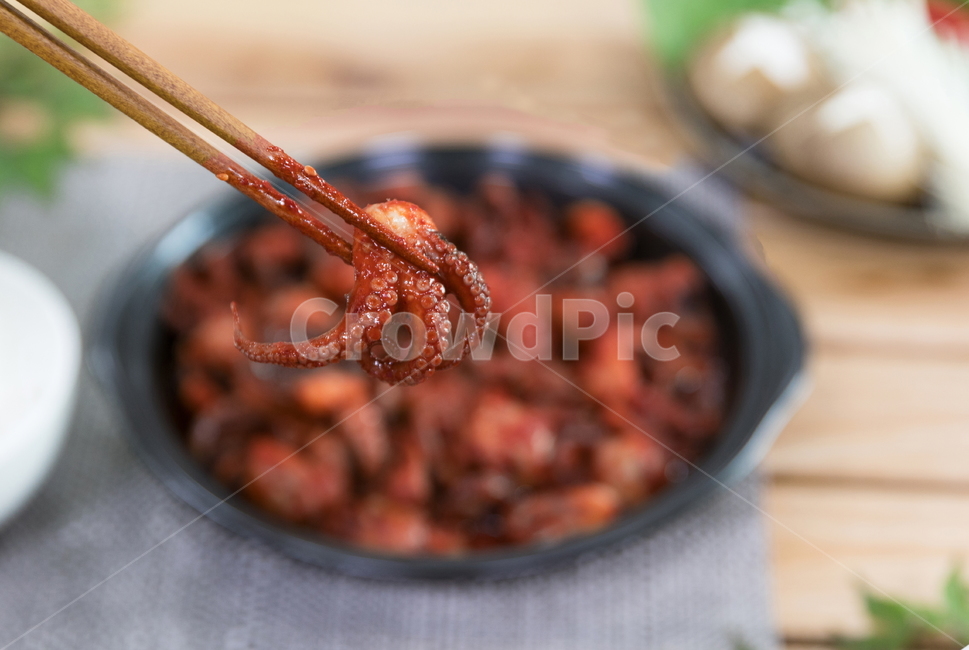 주꾸미,요리,다이어트,매운음식,식기류,건강식,조리법,그릇,테이블,식사,맛있다,먹다,별미,낙지,문어,맵다,짜다,준비,숟가락,식탁,붉다,해산물,바다요리,재료,배고프다,무침,볶음,식당,볶다,젓가락,매콤하다,양념,밥도둑,쌀,밥,야채,음식,식재료,요리,food,cook,meal,dishes,food reserves,한식,한국음식,한국요리,korean food,korean dishes,korean meal,korean cook