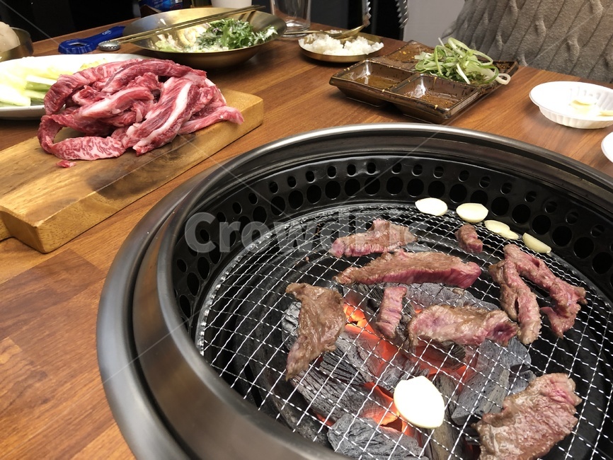 음식,구이,숯불,숯불구이,돼지고기,음식점,고깃집,요리,요리사,직화,식재료,food,meal,cook,참숯,마늘,쌈장,barbaque,삼겹살,한국음식,육류