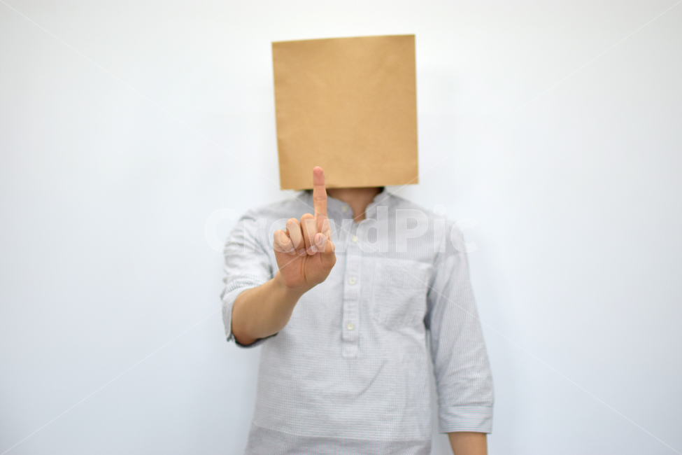 상자,종이,쇼핑백,얼굴,표정,제스처,모션,옷,남자,남성,사업,비즈니스,비지니스,소셜,왕따,친구,상사,직장,사회,종이얼굴,표현,의사소통,기업,국민,스트레스,손,팔,사람,인물,인간,human,person,손,제스처,표시,손짓,표현,gesture,hand,sign,expression,연출,컨셉,콘셉,direction,concept
