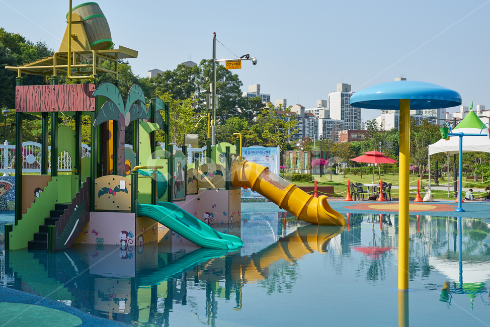 water,물,slide,놀이터,워터파크,물놀이터,waterpark,아이,방학,휴일,여름,멈춤,여름이미지,시원한,어린이,노란,파란,여름놀이,젖은,미끄럼틀,놀이,반영,놀이공원,놀이동산,놀이터,amusement park,playground