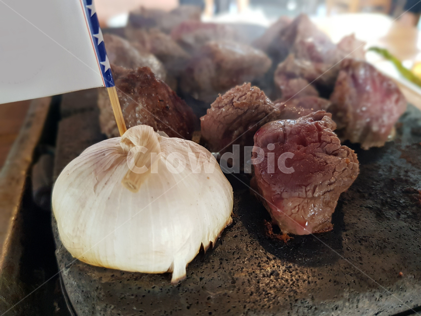 스테이크,그릴,외식,소고기,마늘,철판구이,steak,beef,garlic,meal,cook,food,dishes,dinner