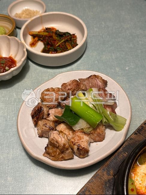 delicious meal,alcohol,kimchi,Grilled meat,promise,plate,bowl,dinner,food,meal,pork belly,meat,Pickled pieces