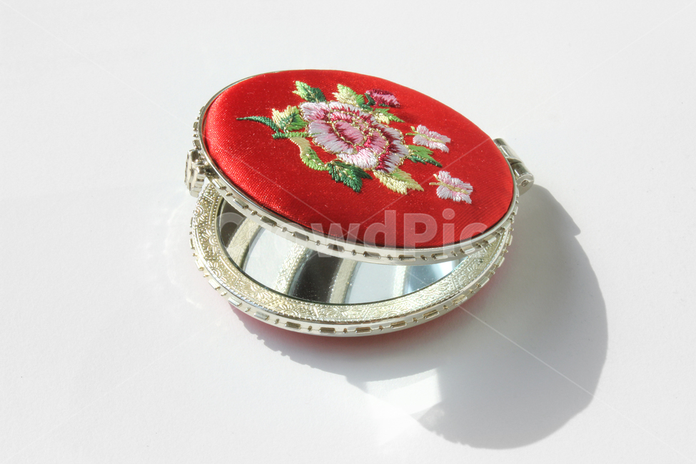 손거울,거울,미니,미니거울,자수,전통,mirror,red,빨강,한국,korea,littlepocketmirror,코스메틱,악세사리,원형,메이크업도구,도구,메이크업,흰배경,열림,open,열린,한국전통,한국문화,korean traditional,korean culture,뷰티,미용,beauty treatment,사물,물건,오브젝트,thing,object,matter,누끼,remove background
