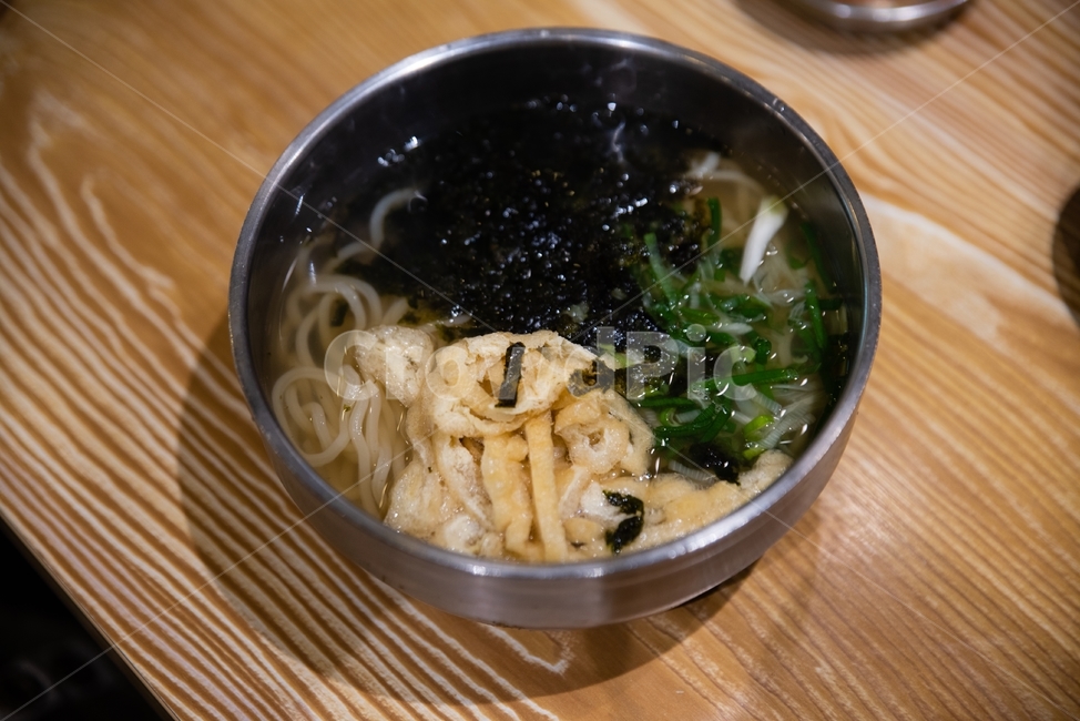 잔치국수,우동,면,음식,밀면,국수,분식,고명,깨,테이블,식탁,밀가루,요리,식당,그릇,접시,스테인레스,맛집,소스,양념,빨간,녹색,매운,외식,식사,한끼,아침,점심,저녁,식단,매콤한,달달한,맛있는,여름,향토음식,쫄면,시원한,식재료,면류,면요리,noodles,한식,한국음식,한국요리,food,dishes,meal,korean,cook,음식,식재료,요리,food,cook,meal,dishes,food reserves,면류,면요리,noodles