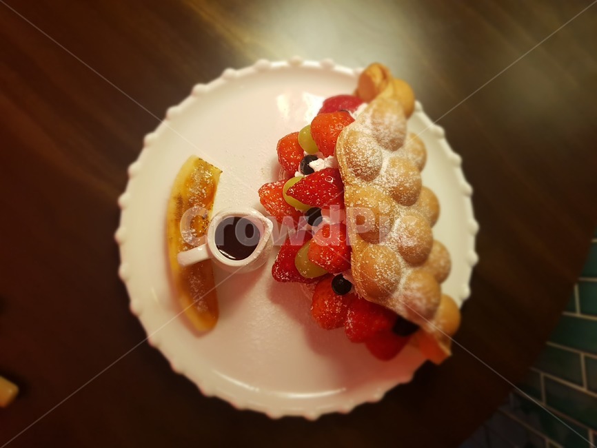 food,음식,과자,sweets,디저트,간식,홍콩와플,과일,딸기,생크림,외식,카페